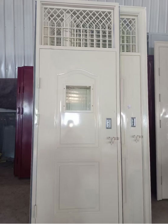 安定学校教室门