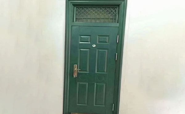 安定学校教室门