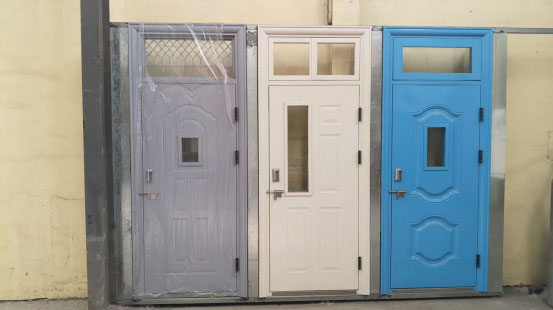 安定学校教室门