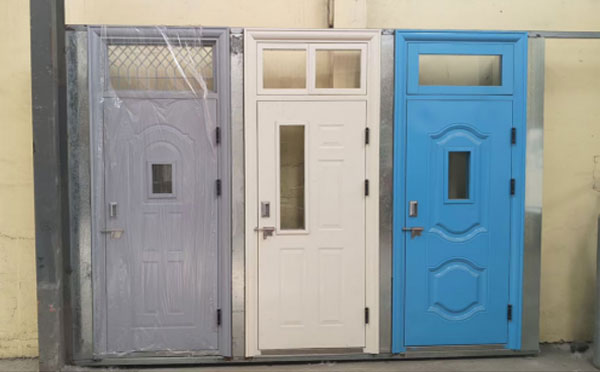 安定学校教室门