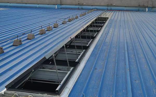 某城市大型商业综合体中庭安定排烟窗工程